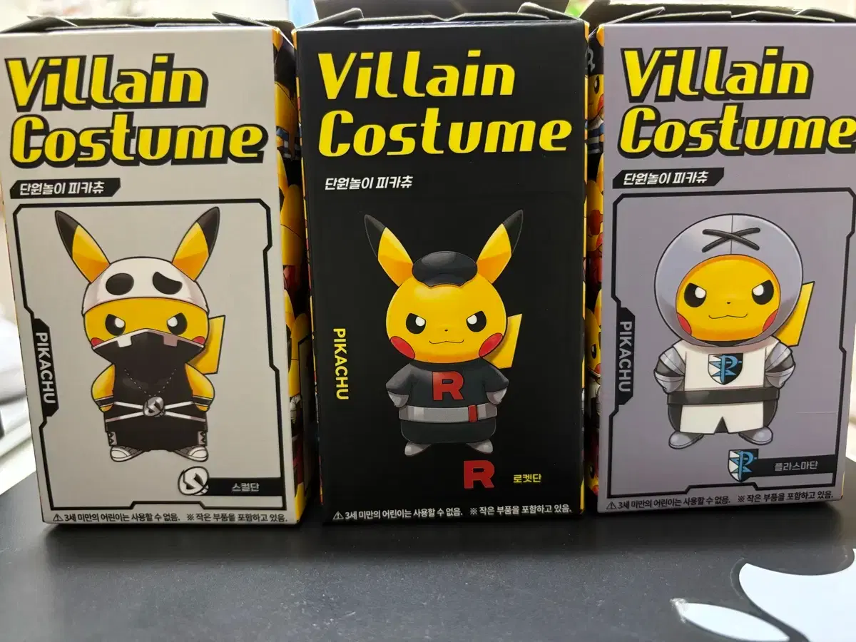 ポケモン本物のピカチュウ悪役コスプレフィギュアバッチ